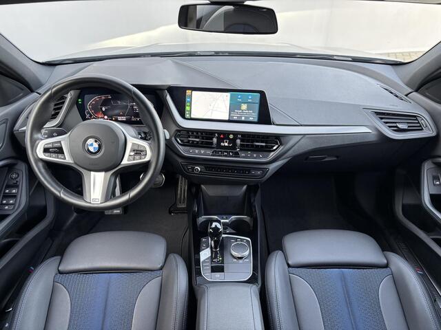 BMW 1-SERIE 118i Automaat / M-SPORT / Pack LED / Fabrieksgarantie tot 06-2026 / Dealer onderhouden / Sportstoelen / Trekgewicht 1300 Kg / Cruise control / Stoelverwarming / Apple Carplay Android Auto / Climate control / Keyless Entry/Start /