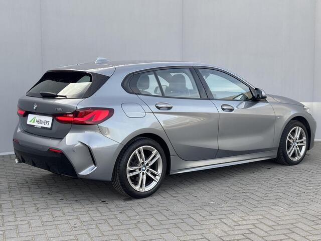 BMW 1-SERIE 118i Automaat / M-SPORT / Pack LED / Fabrieksgarantie tot 06-2026 / Dealer onderhouden / Sportstoelen / Trekgewicht 1300 Kg / Cruise control / Stoelverwarming / Apple Carplay Android Auto / Climate control / Keyless Entry/Start /