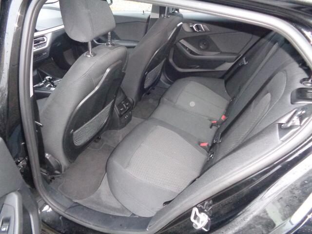 BMW 1-SERIE 116i Business Edition Automaat, ECC, Digidash, LMV, Led, Navigatie, Carplay/android auto