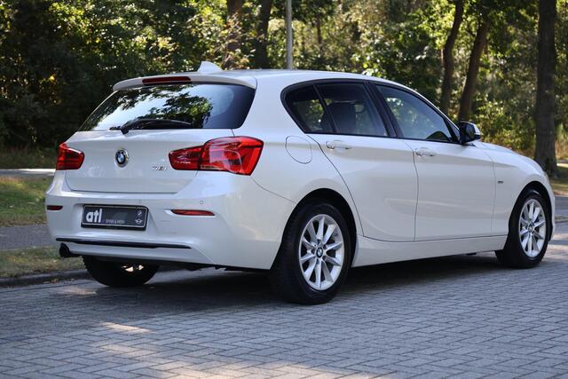 BMW 1-SERIE 118i Corporate Lease Executive Sportline, LED, Hydro-besturing, Cruise Control, DAB, Lichtpakket, Navigatie, Automatische Airco, Nederlands, etc.