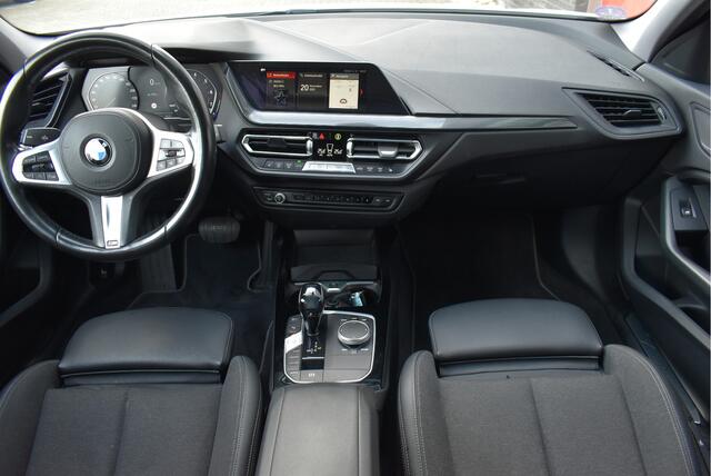 BMW 1-SERIE 118i Executive Sport Cruise, Afn.trekhaak, Stoelverwarming, PDC, Sfeer