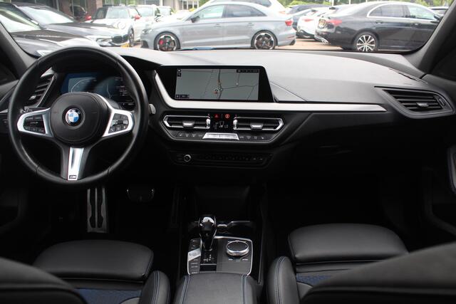 BMW 1-SERIE 118i Business Ed. M Sport / Camera / Navigatie / Half leder / 17'' / Sportstoelen / CarPlay / Cruise Control