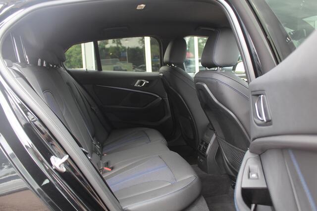 BMW 1-SERIE 118i Business Ed. M Sport / Camera / Navigatie / Half leder / 17'' / Sportstoelen / CarPlay / Cruise Control