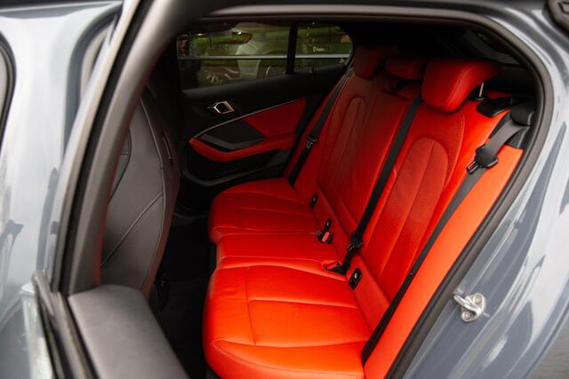 BMW 1-SERIE M135i xDrive High Executive 306pk , Harman/Kardon, Head-up display, Sfeerverlichting