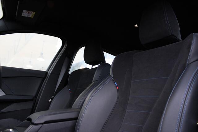 BMW 1-SERIE 120 M Sport Automaat / Sportstoelen / M Adaptief onderstel / Comfort Access / Adaptieve LED / Parking Assistant Plus / Head-Up / Live Cockpit Professional