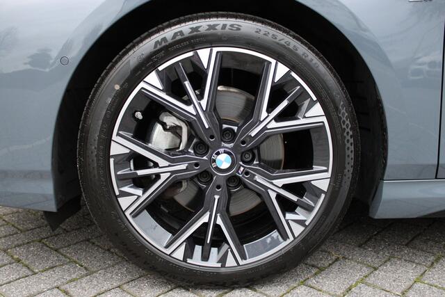 BMW 1-SERIE 120 M Sport Automaat / Sportstoelen / M Adaptief onderstel / Comfort Access / Adaptieve LED / Parking Assistant Plus / Head-Up / Live Cockpit Professional