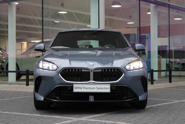BMW 1-SERIE 120 M Sport Automaat / Sportstoelen / M Adaptief onderstel / Comfort Access / Adaptieve LED / Parking Assistant Plus / Head-Up / Live Cockpit Professional