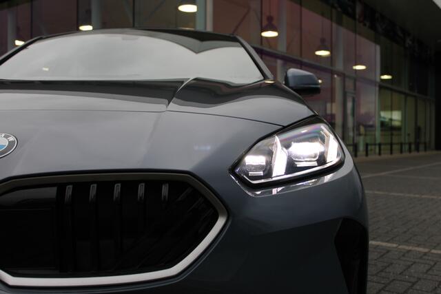 BMW 1-SERIE 120 M Sport Automaat / Sportstoelen / M Adaptief onderstel / Comfort Access / Adaptieve LED / Parking Assistant Plus / Head-Up / Live Cockpit Professional