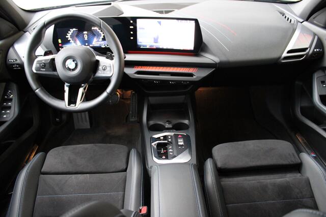 BMW 1-SERIE 120 M Sport Automaat / Sportstoelen / M Adaptief onderstel / Comfort Access / Adaptieve LED / Parking Assistant Plus / Head-Up / Live Cockpit Professional