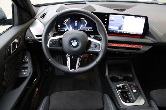 BMW 1-SERIE 120 M Sport Automaat / Sportstoelen / M Adaptief onderstel / Comfort Access / Adaptieve LED / Parking Assistant Plus / Head-Up / Live Cockpit Professional