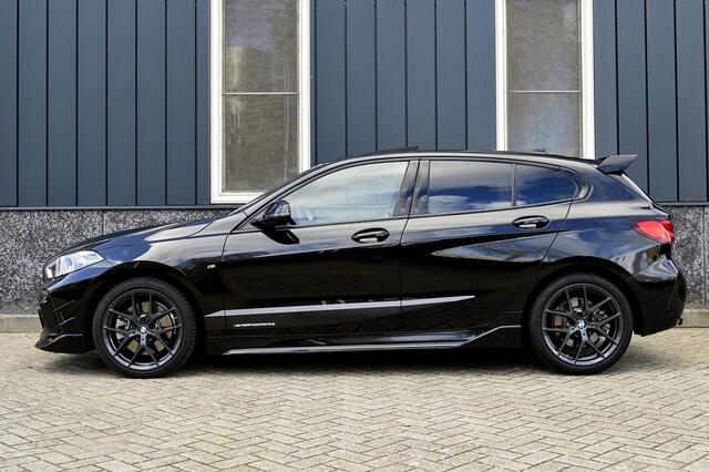 BMW 1-SERIE 120i M-Performance Rijklaarprijs-Garantie Panorama dak Schaalstoelen Live cockpit pro Apple carplay