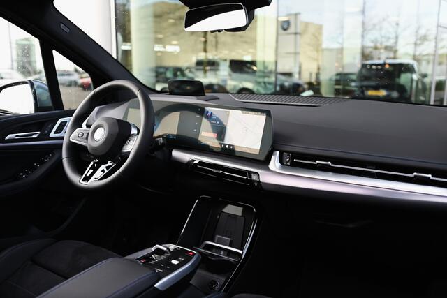 BMW 2-SERIE Active Tourer 225e xDrive High Executive M Sport Automaat / Panoramadak / Trekhaak / Sportstoelen / Adaptieve LED / M Adaptief onderstel / Parking Assistant Plus / Head-Up