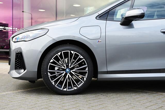 BMW 2-SERIE Active Tourer 225e xDrive High Executive M Sport Automaat / Panoramadak / Trekhaak / Sportstoelen / Adaptieve LED / M Adaptief onderstel / Parking Assistant Plus / Head-Up