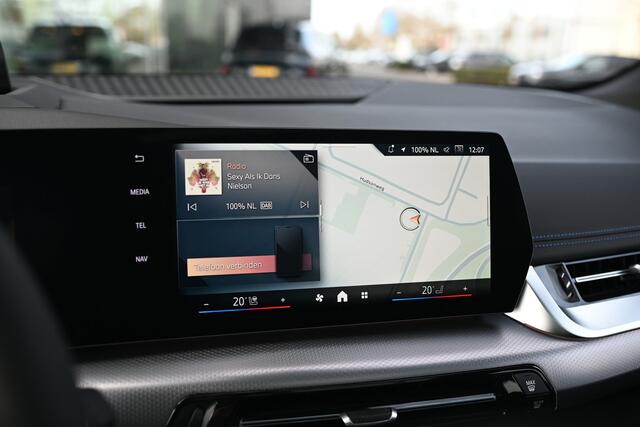 BMW 2-SERIE Active Tourer 225e xDrive High Executive M Sport Automaat / Panoramadak / Trekhaak / Sportstoelen / Adaptieve LED / M Adaptief onderstel / Parking Assistant Plus / Head-Up