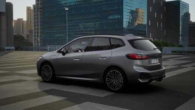 BMW 2-SERIE Active Tourer 225e xDrive High Executive M Sport Automaat / Trekhaak / Sportstoelen / Adaptieve LED / M Adaptief onderstel / Comfort Access / Parking Assistant Plus / Head-Up