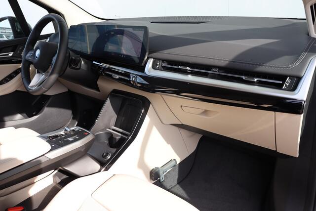 BMW 2-SERIE Active Tourer 225e xDrive Premium Pack/ Comfort Pack/ Travel Pack/ Panoramadak/ Verwarmd Stuurwiel/ Comfort Acces/ Elektrische Trekhaak/