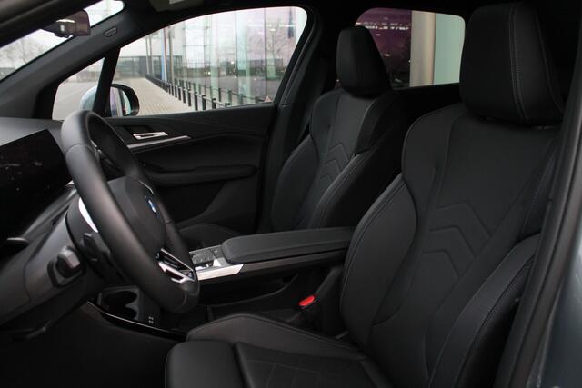 BMW 2-SERIE Active Tourer 225e xDrive High Executive M Sport Automaat / Panoramadak / Trekhaak / Sportstoelen / Stoelverwarming / Adaptieve LED / Harman Kardon / Head-Up / Parking Assistant Plus