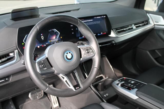 BMW 2-SERIE Active Tourer 225e xDrive High Executive M Sport Automaat / Panoramadak / Adaptief M Onderstel / Sportstoelen / Stoelverwarming / Adaptieve LED / Parking Assistant Plus / Head-Up / Live Cockpit Professional