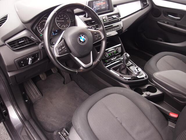 BMW 2-SERIE Active Tourer 216i Centennial High Executive TREKHAAK / STOELVERW / NAVI / CLIMA / PDC / FULL LED / NL-AUTO