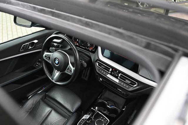 BMW 2-SERIE Gran Coupé 220i High Executive M Sport Automaat / Panoramadak / Adaptieve LED / Head-Up / Sportstoelen / Stuurverwarming / Live Cockpit Professional
