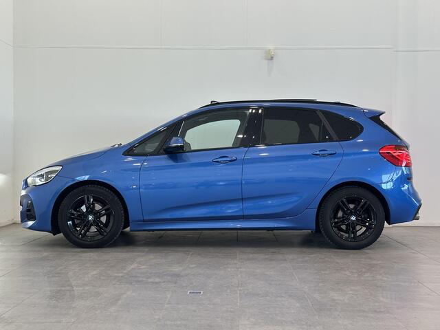 BMW 2-SERIE Active Tourer 218i High Executive | M Sport | Panoramadak | Trekhaak afneembaar | Parkeersensoren voor, achter en achteruitrijcamera