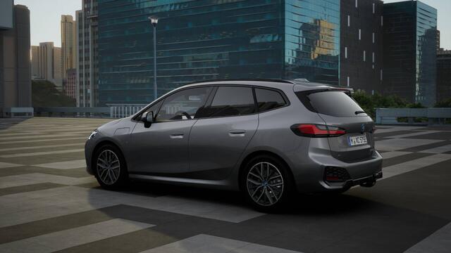 BMW 2-SERIE Active Tourer 225e xDrive High Executive M Sport Automaat / Panoramadak / Trekhaak / Sportstoelen / M Adaptief onderstel / Head-Up / Adaptieve LED / Parking Assistant Plus