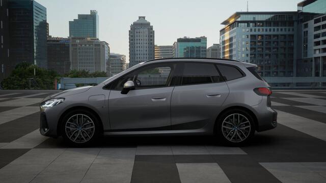 BMW 2-SERIE Active Tourer 225e xDrive High Executive M Sport Automaat / Panoramadak / Trekhaak / Sportstoelen / M Adaptief onderstel / Head-Up / Adaptieve LED / Parking Assistant Plus