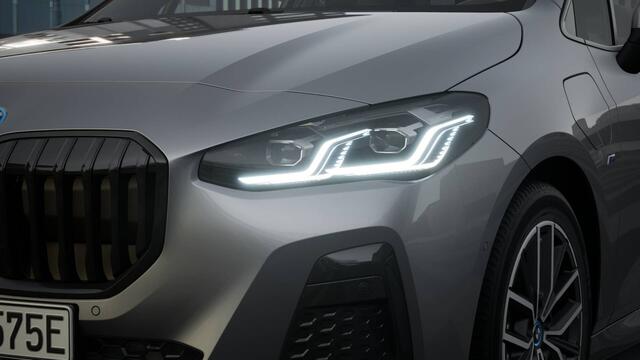 BMW 2-SERIE Active Tourer 225e xDrive High Executive M Sport Automaat / Panoramadak / Trekhaak / Sportstoelen / M Adaptief onderstel / Head-Up / Adaptieve LED / Parking Assistant Plus