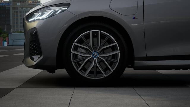 BMW 2-SERIE Active Tourer 225e xDrive High Executive M Sport Automaat / Panoramadak / Trekhaak / Sportstoelen / M Adaptief onderstel / Head-Up / Adaptieve LED / Parking Assistant Plus