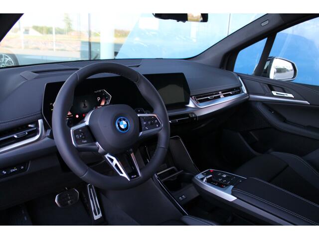 BMW 2-SERIE Active Tourer 225e xDrive High Executive M Sport Automaat / Panoramadak / Trekhaak / Sportstoelen / Adaptieve LED / M Adaptief onderstel / Head-Up / Parking Assistant Plus