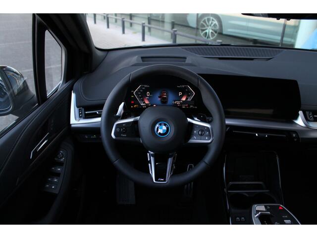 BMW 2-SERIE Active Tourer 225e xDrive High Executive M Sport Automaat / Panoramadak / Trekhaak / Sportstoelen / Adaptieve LED / M Adaptief onderstel / Head-Up / Parking Assistant Plus