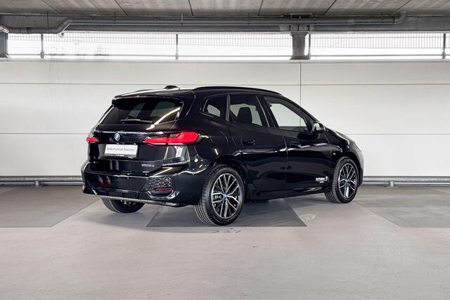 BMW 2-SERIE Active Tourer 225e xDrive | Stuurwielrand verwarmd | Glazen panoramadak