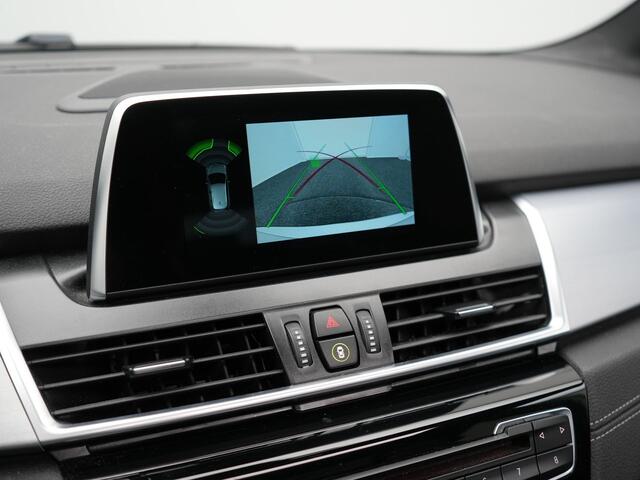 BMW 2-SERIE Active Tourer 225xe iPerformance Sportline Plug In Hybrid 225pk PHEV | Panodak | Sportstoelen Memory | Camera | Stoelverwarming | Navi Full Map | Keyless | LED |