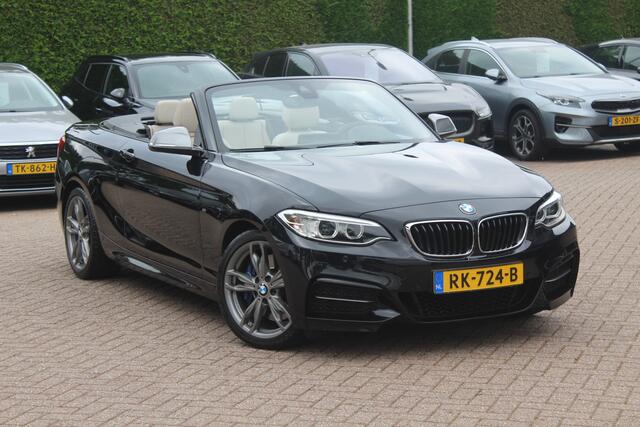 BMW 2-SERIE Cabrio M240i xDrive High Exe. M Sport / Camera / Leder / Harman Kardon / 18'' / Keyless / Navigatie / Stuurverwarming / DAB / Windscherm / Stoelverwarming / Cruise Control