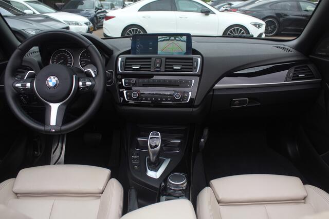 BMW 2-SERIE Cabrio M240i xDrive High Exe. M Sport / Camera / Leder / Harman Kardon / 18'' / Keyless / Navigatie / Stuurverwarming / DAB / Windscherm / Stoelverwarming / Cruise Control