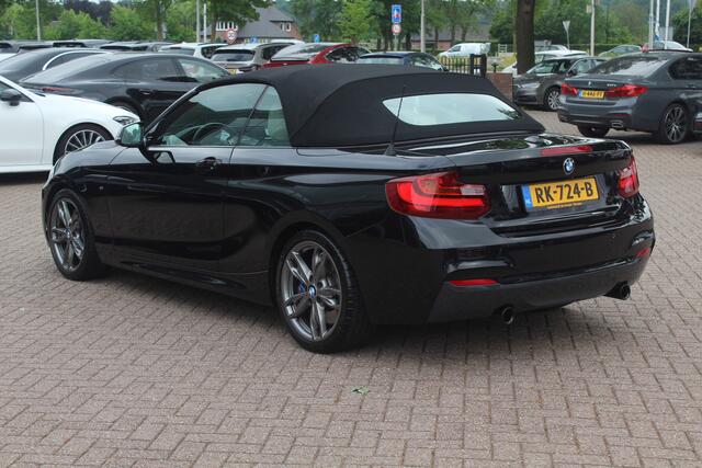 BMW 2-SERIE Cabrio M240i xDrive High Exe. M Sport / Camera / Leder / Harman Kardon / 18'' / Keyless / Navigatie / Stuurverwarming / DAB / Windscherm / Stoelverwarming / Cruise Control
