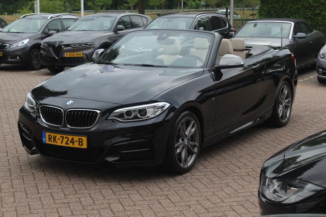 BMW 2-SERIE Cabrio M240i xDrive High Exe. M Sport / Camera / Leder / Harman Kardon / 18'' / Keyless / Navigatie / Stuurverwarming / DAB / Windscherm / Stoelverwarming / Cruise Control