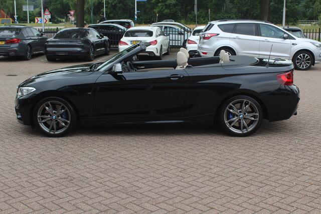 BMW 2-SERIE Cabrio M240i xDrive High Exe. M Sport / Camera / Leder / Harman Kardon / 18'' / Keyless / Navigatie / Stuurverwarming / DAB / Windscherm / Stoelverwarming / Cruise Control