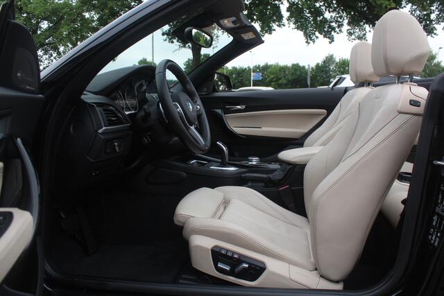BMW 2-SERIE Cabrio M240i xDrive High Exe. M Sport / Camera / Leder / Harman Kardon / 18'' / Keyless / Navigatie / Stuurverwarming / DAB / Windscherm / Stoelverwarming / Cruise Control