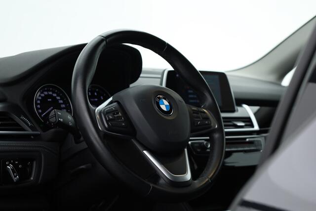 BMW 2-SERIE Active Tourer 220i 192pk | Navi | Afn. Trekhaak | Camera | Keyless | LED | Stoelverw. | 17''
