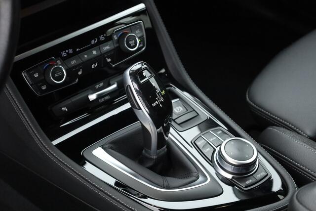 BMW 2-SERIE Active Tourer 220i 192pk | Navi | Afn. Trekhaak | Camera | Keyless | LED | Stoelverw. | 17''