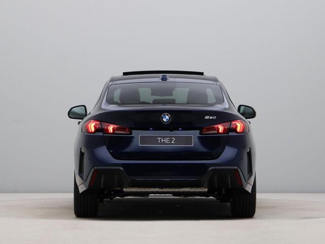 BMW 2-SERIE 220 Gran Coupé | Glazendak | 19inch | Elektrisch verstelbare stoelen | Panoramadak | Trekhaak