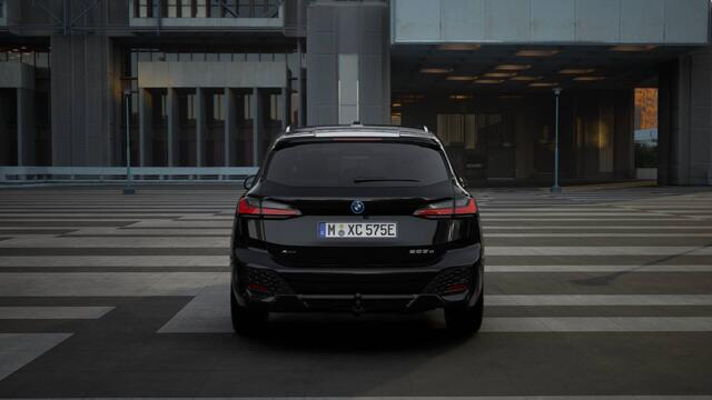 BMW 2-SERIE Active Tourer 225e xDrive High Executive M Sport Automaat / Panoramadak / Trekhaak / Sportstoelen / Adaptieve LED / M Adaptief onderstel / Parking Assistant Plus / Head-Up / Comfort Access