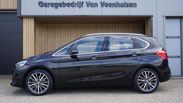 BMW 2-SERIE Active Tourer 220i 190pk Sportline High Executive Pano.Dak Leder LED Head-up 18inch LM Trekhaak A-Camera *NL auto* 70453km!