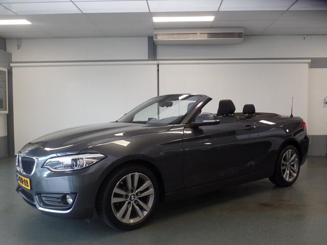BMW 2-SERIE Cabrio 218i High Executive Xenon, Leder, Stoelverwarming, Cruise controle, Elek kap, Lm velgen 17", Navigatie, Pdc, Full options, 62.000km Uniek!! Bovag afleverpakket 695,-