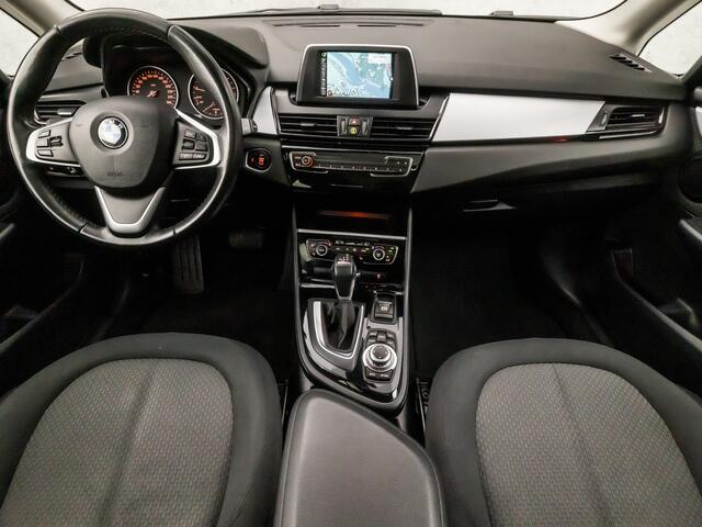 BMW 2-SERIE Active Tourer 218i Black Sportline Automaat (PANORAMADAK, NAVIGATIE, TREKHAAK, SPORTSTOELEN, STOELVERWARMING, LED KOPLAMPEN, CRUISE, NIEUWE APK, NIEUWSTAAT)