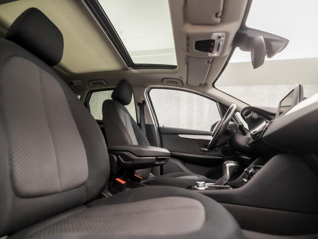 BMW 2-SERIE Active Tourer 218i Black Sportline Automaat (PANORAMADAK, NAVIGATIE, TREKHAAK, SPORTSTOELEN, STOELVERWARMING, LED KOPLAMPEN, CRUISE, NIEUWE APK, NIEUWSTAAT)
