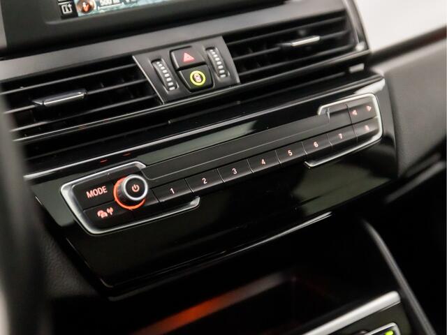 BMW 2-SERIE Active Tourer 218i Black Sportline Automaat (PANORAMADAK, NAVIGATIE, TREKHAAK, SPORTSTOELEN, STOELVERWARMING, LED KOPLAMPEN, CRUISE, NIEUWE APK, NIEUWSTAAT)