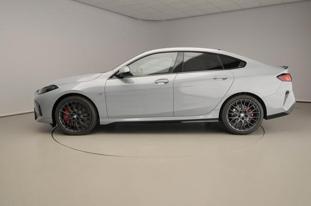 BMW 2-SERIE Gran Coupé 220 M-Sportpakket / Harman-Kardon / Getint glas / Driving assistant plus / Alu wielen 19 inch