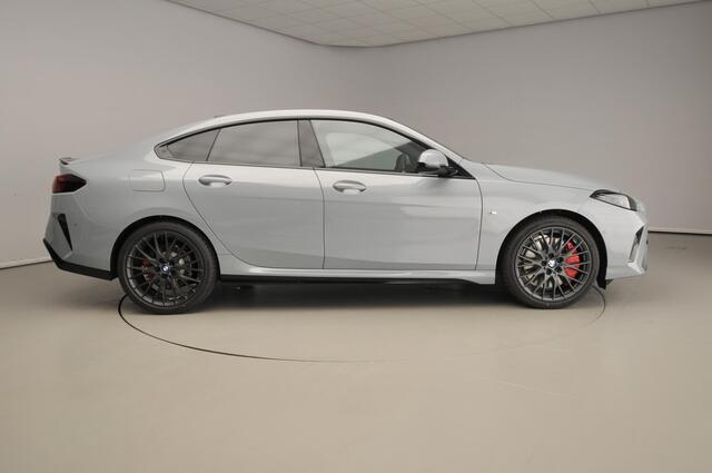 BMW 2-SERIE Gran Coupé 220 M-Sportpakket / Harman-Kardon / Getint glas / Driving assistant plus / Alu wielen 19 inch